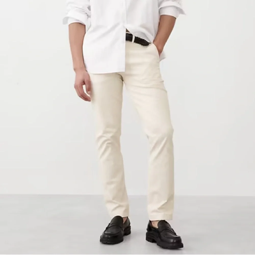 Men’s Banana Republic Slim Lived-In Chino in Size 31/32 & Shade Oyster Pearl